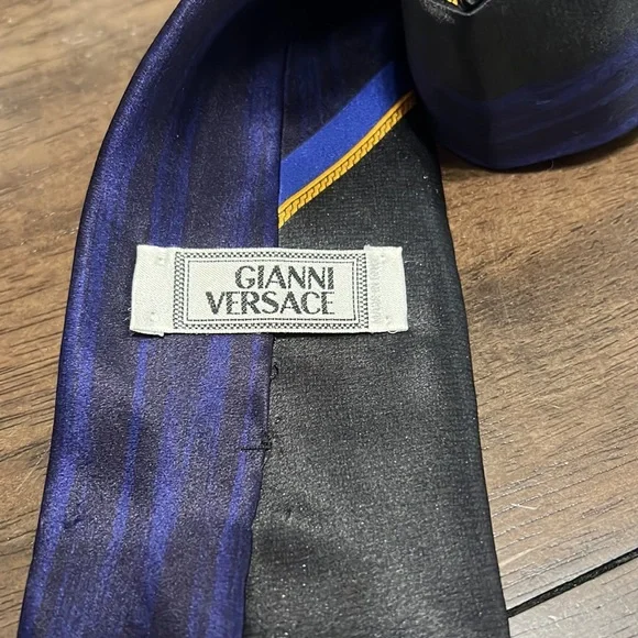 T-00: Gianni Versace Men’s tie